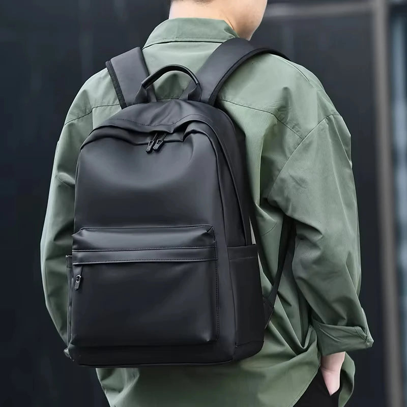 Mochila Impermeable de PU para Hombre – Estilo Urbano y Protección Total