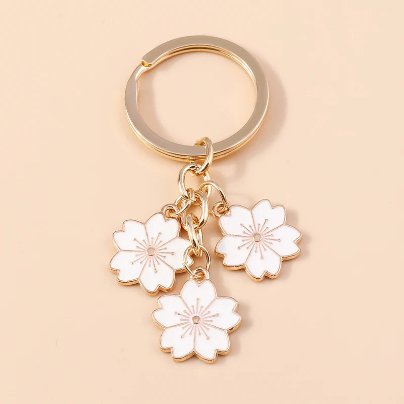 Llavero de Flor de Sakura en Esmalte Lila: Elegancia Japonesa