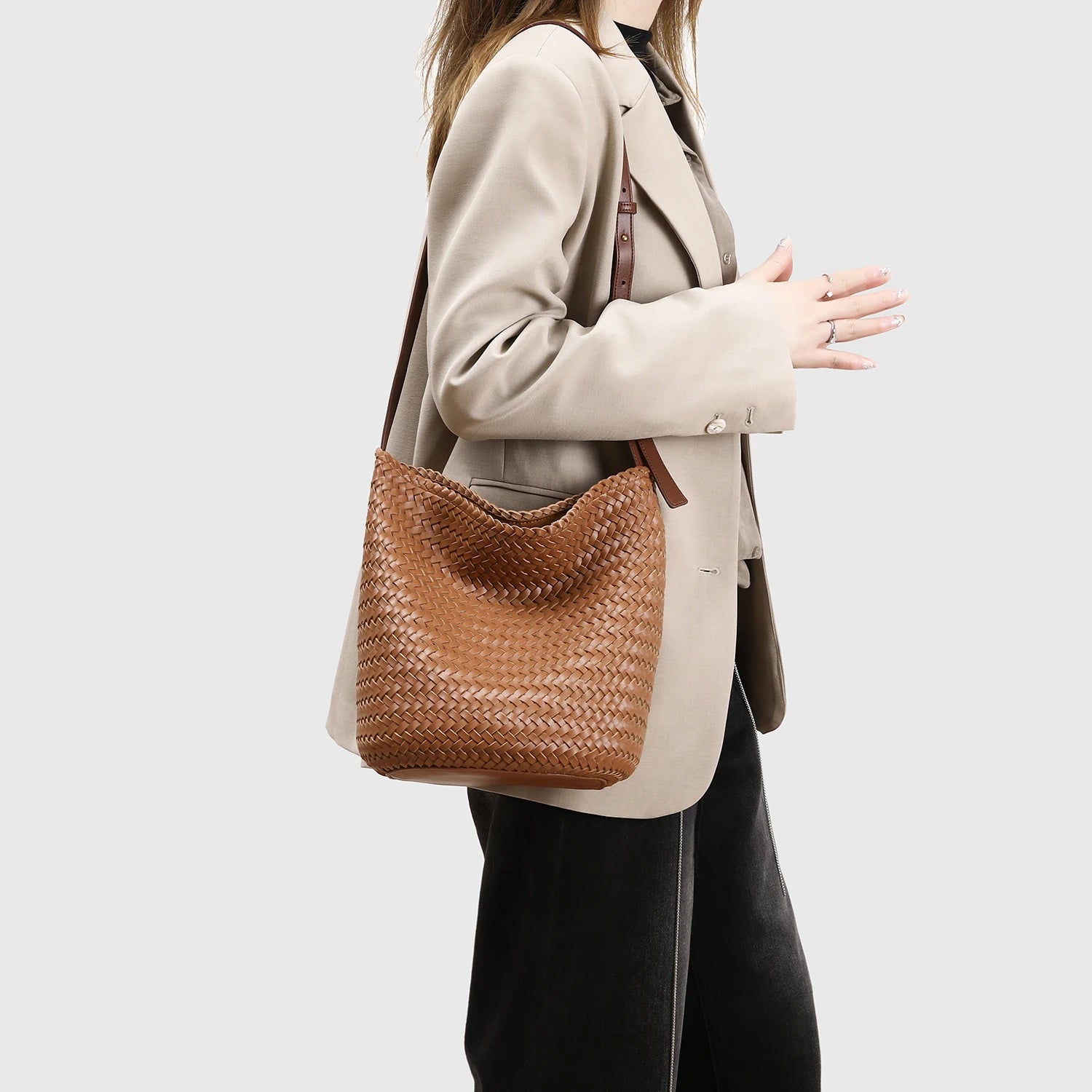 Bolso Bucket de Ratán Trenzado – Diseño Artesanal Vintage y Lujo Natural