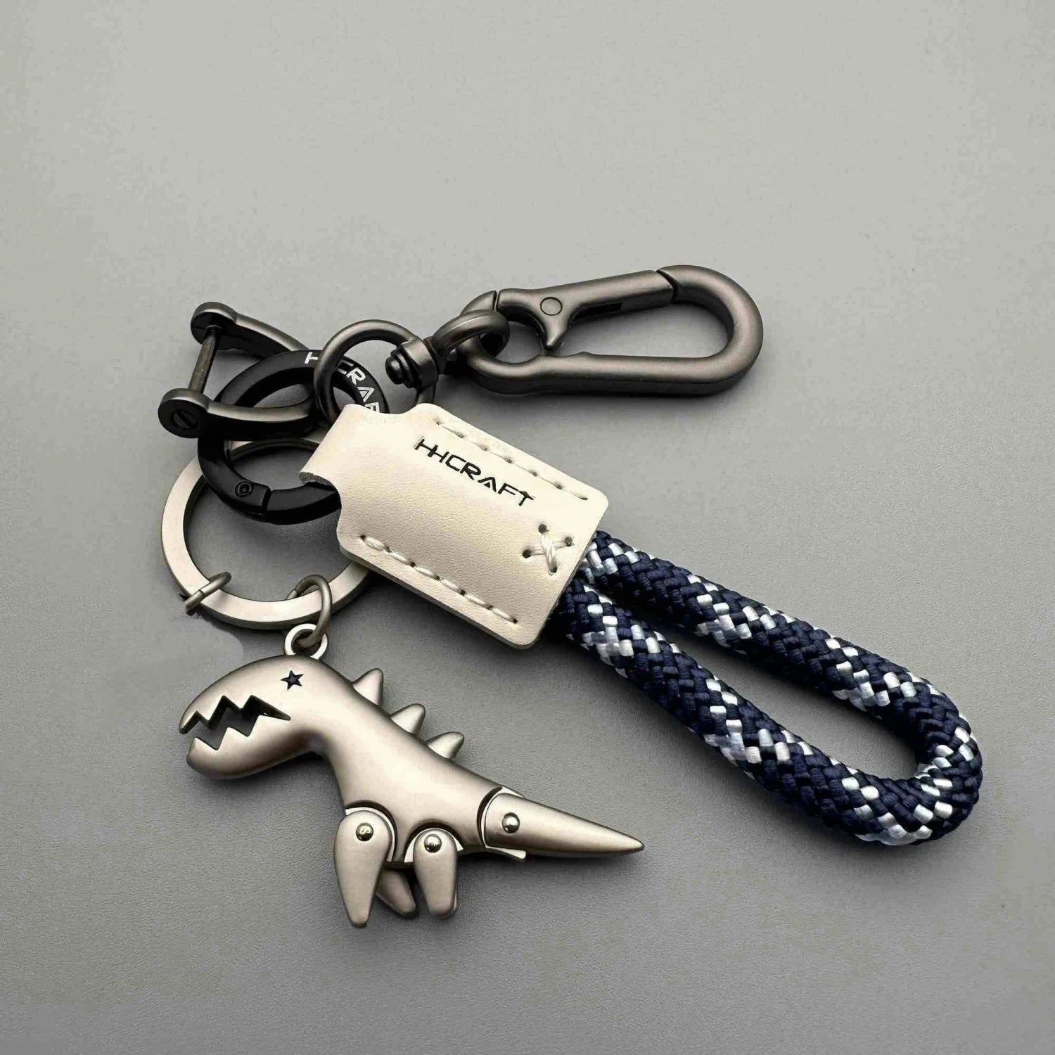 Charm de Dinosaurio de Acero y Cuero – Carácter Sofisticado con Toque Moderno