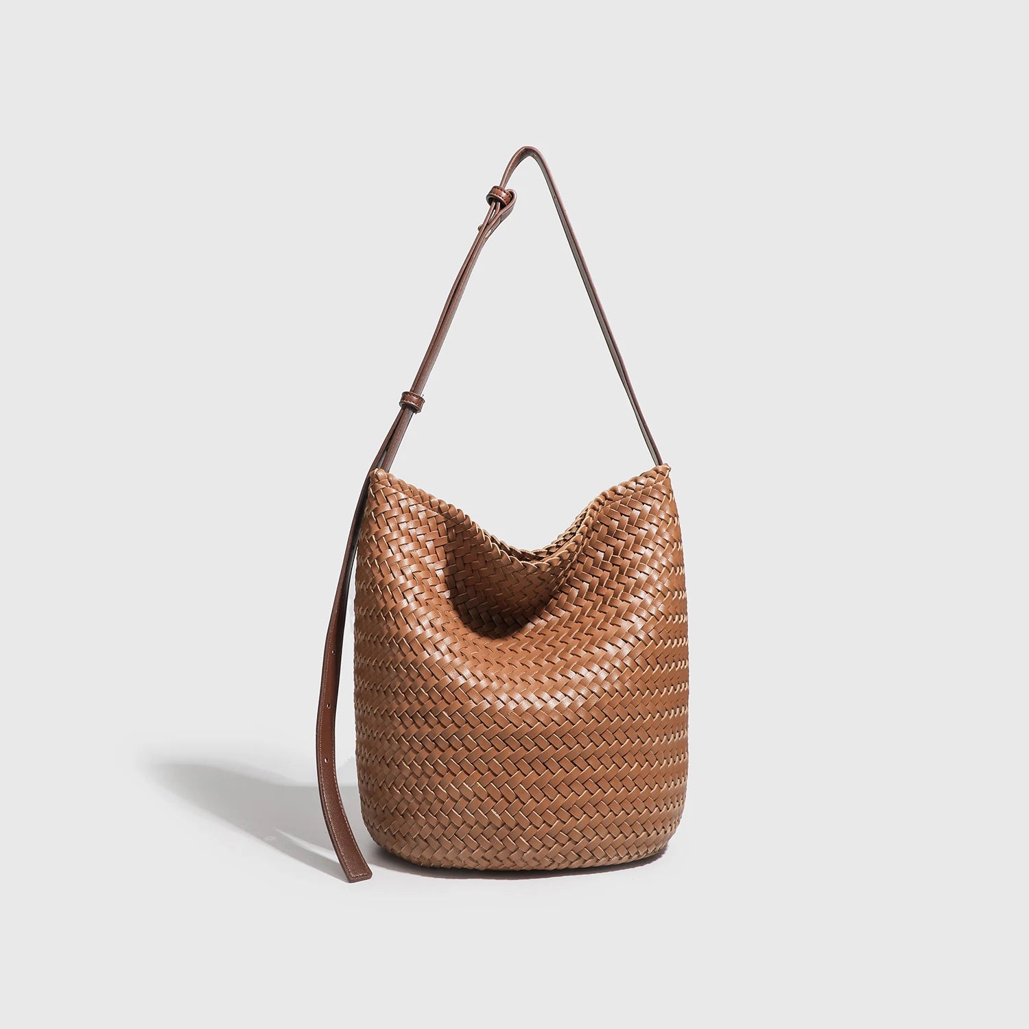 Bolso Bucket de Ratán Trenzado – Diseño Artesanal Vintage y Lujo Natural