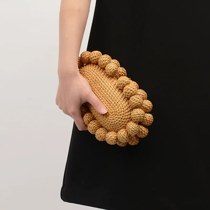 Bolso Clutch de Ratán Rígido en Forma de Huevo – Lujo Artesanal para Fiestas y Eventos