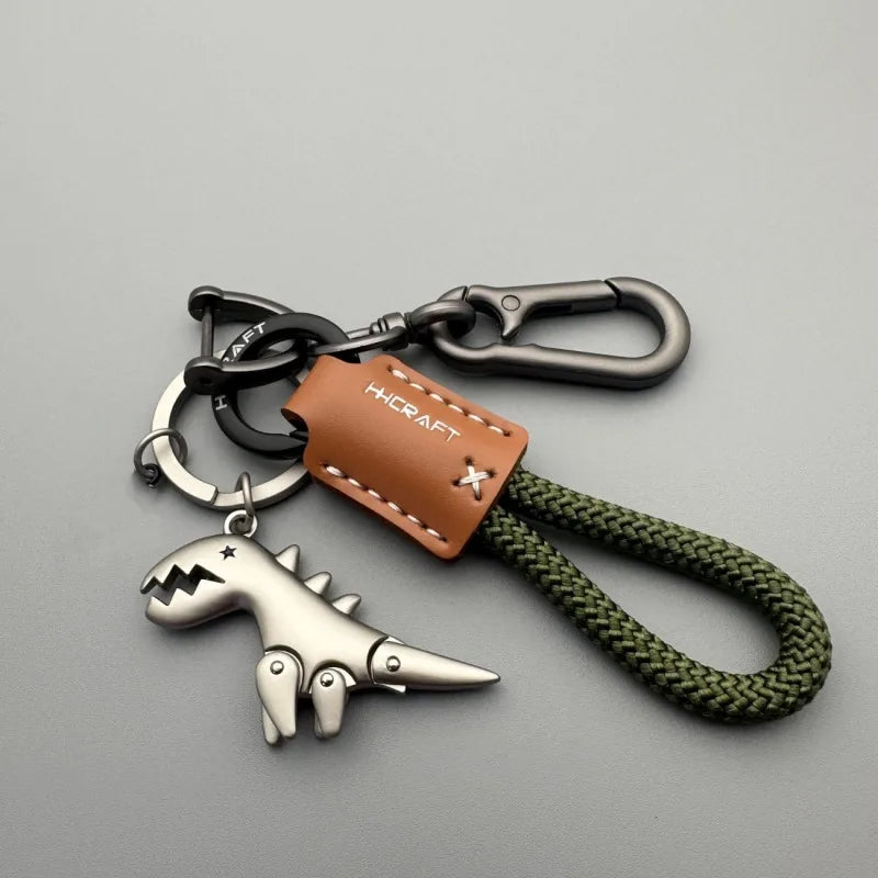 Charm de Dinosaurio de Acero y Cuero – Carácter Sofisticado con Toque Moderno