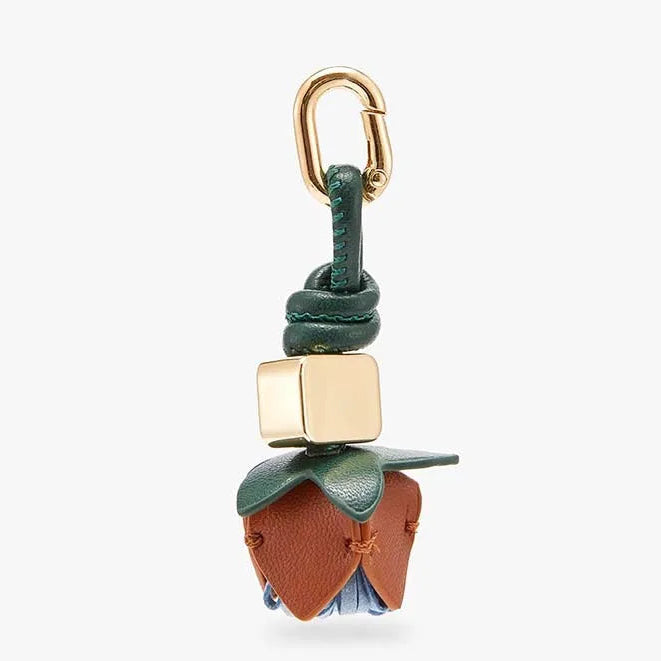 Charm de Cuero con Flores – Elegancia Artesanal y Toque Femenino