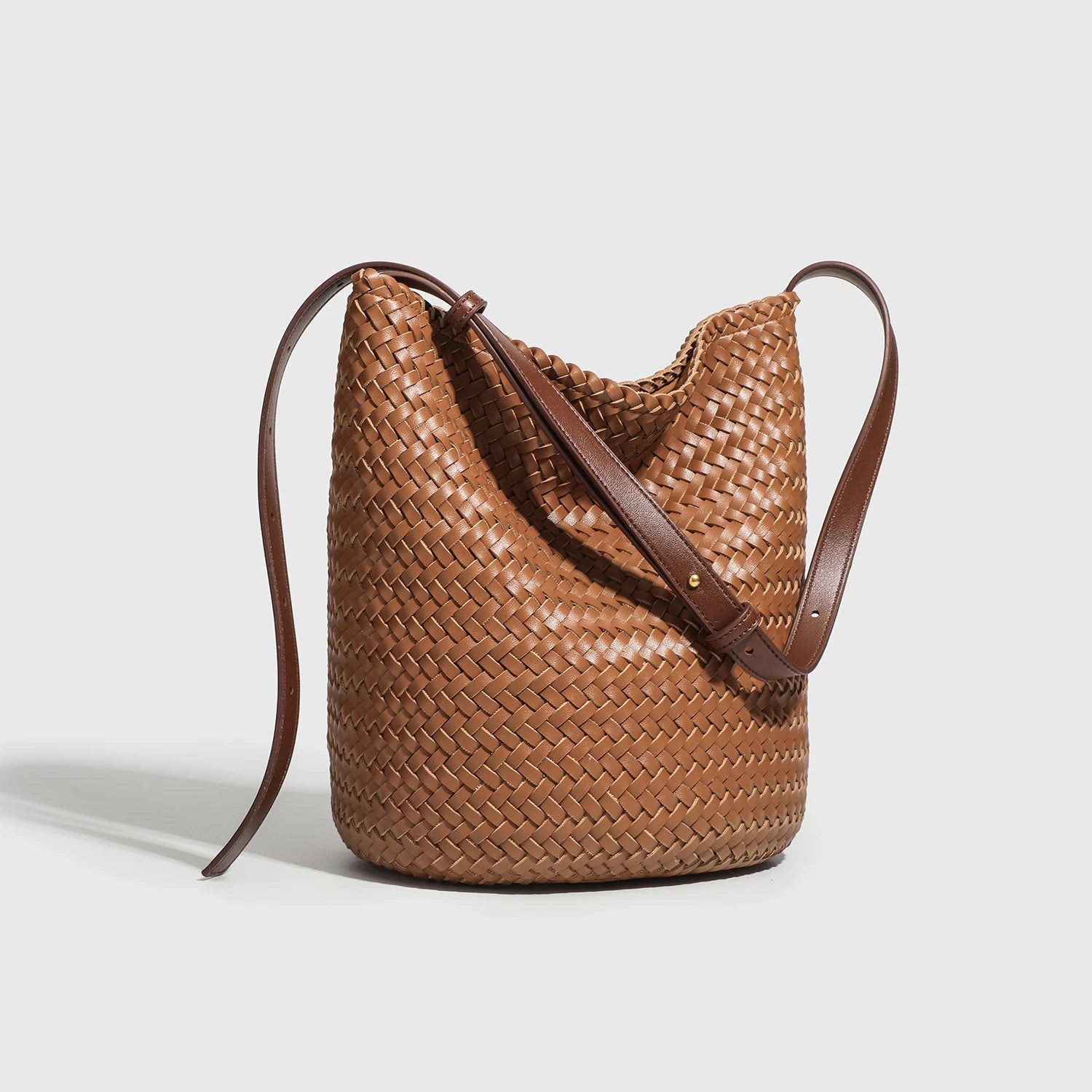 Bolso Bucket de Ratán Trenzado – Diseño Artesanal Vintage y Lujo Natural