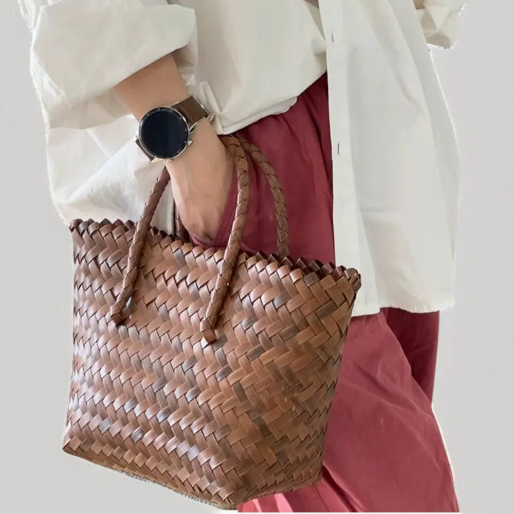 El encanto eterno del bolso rafia: un secreto de estilo que toda mujer debería conocer