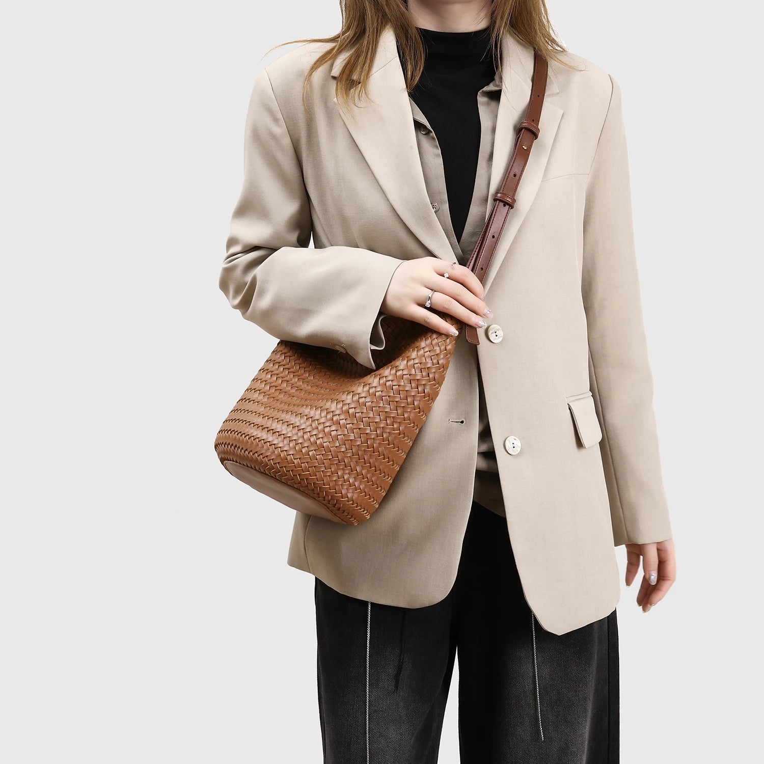 Bolso Bucket de Ratán Trenzado – Diseño Artesanal Vintage y Lujo Natural
