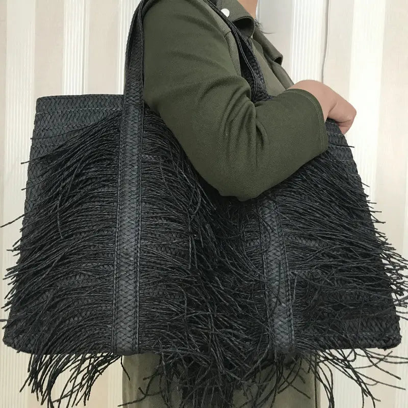 Bolso Satchel de Paja Negra – Elegancia Boho con Detalles de Borlas y Gran Organización