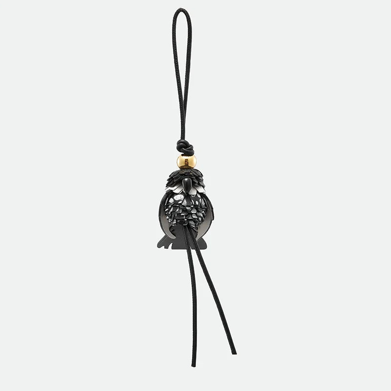 Charm de Cuero en Forma de Loro – Color, Estilo y Elegancia Tropical