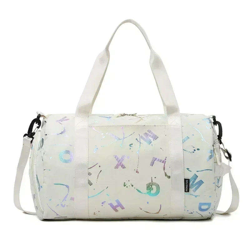 Bolsa Deportiva con Estampado Urbano – Blanco Minimalista