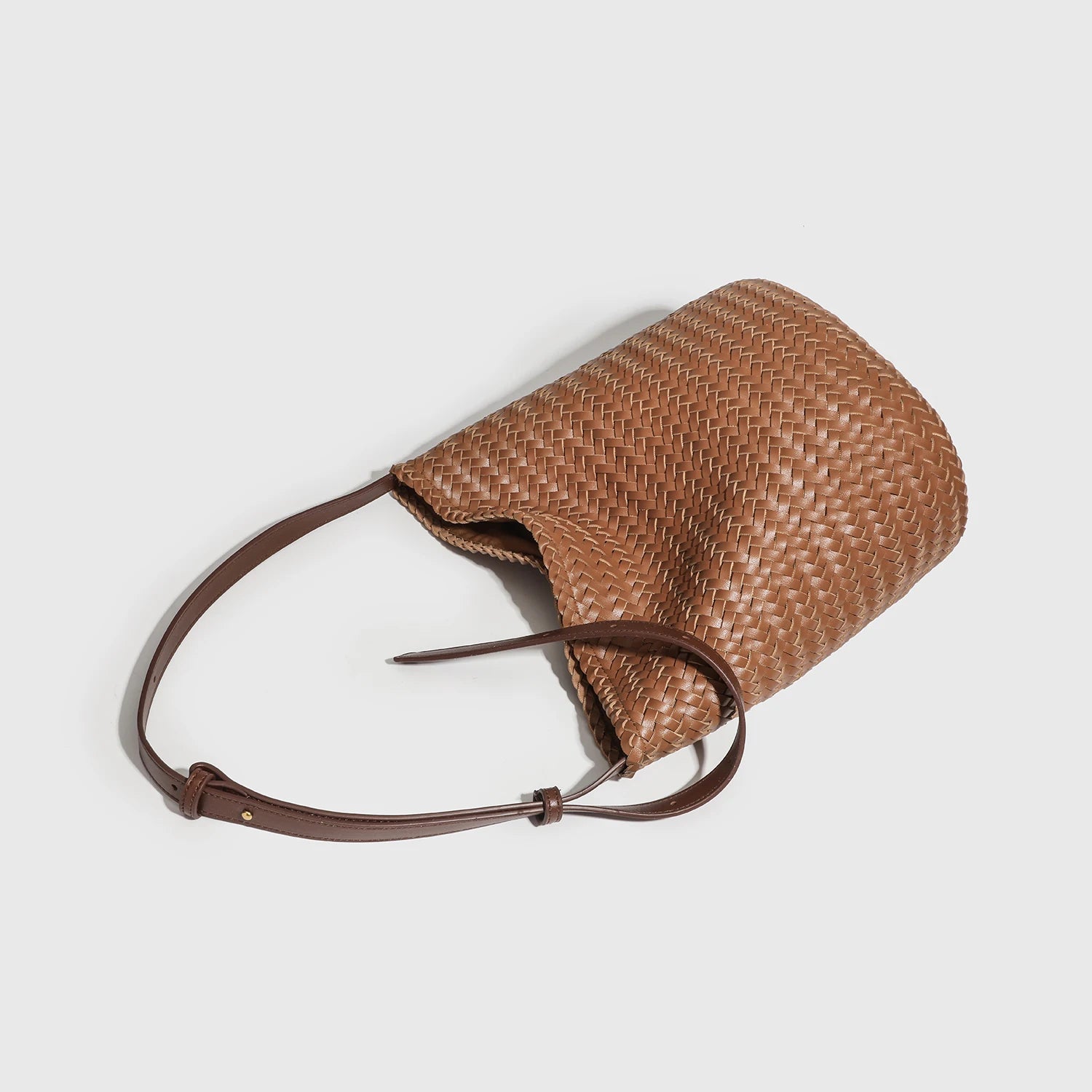 Bolso Bucket de Ratán Trenzado – Diseño Artesanal Vintage y Lujo Natural
