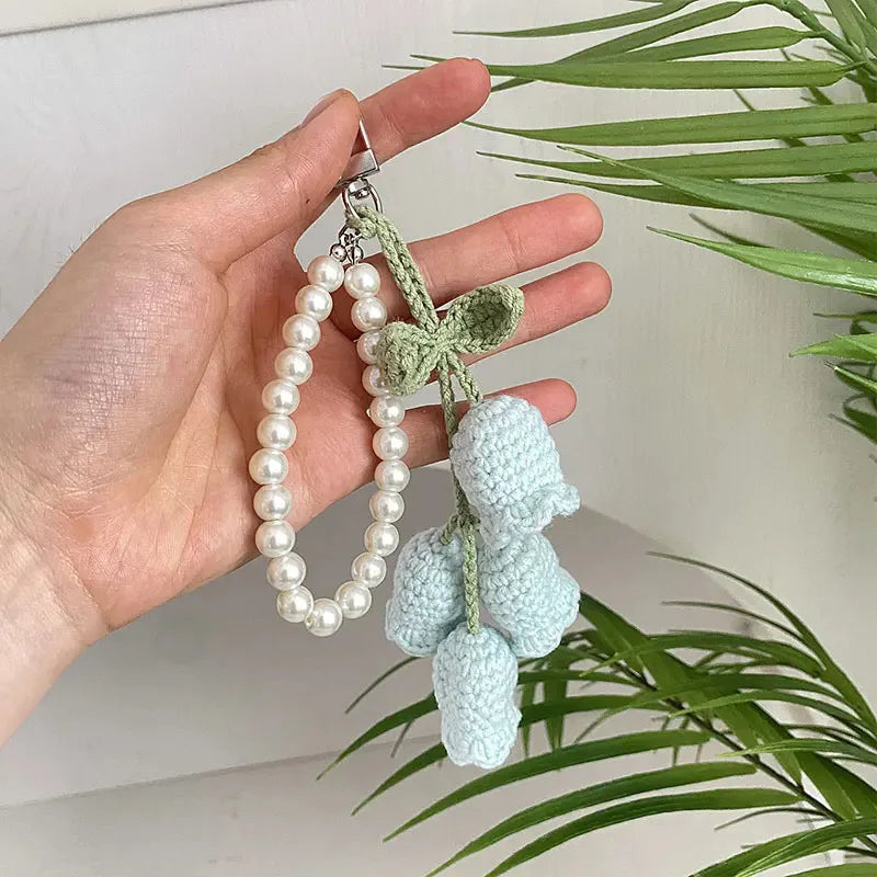 Orquídea de Crochet Azul con Perlas: Elegancia Artesanal