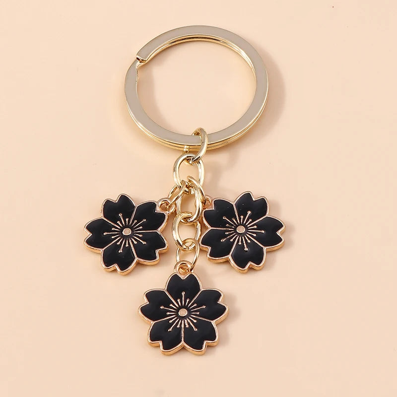 Llavero de Flor de Sakura en Esmalte Lila: Elegancia Japonesa