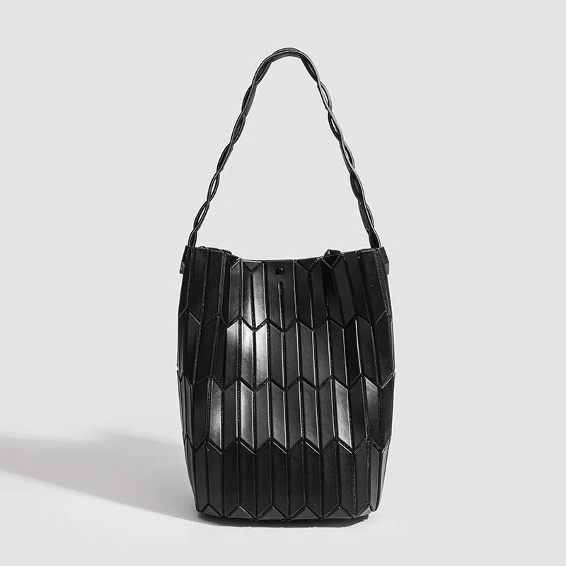Bolso Bucket Geométrico Negro de PVC – Elegancia Moderna