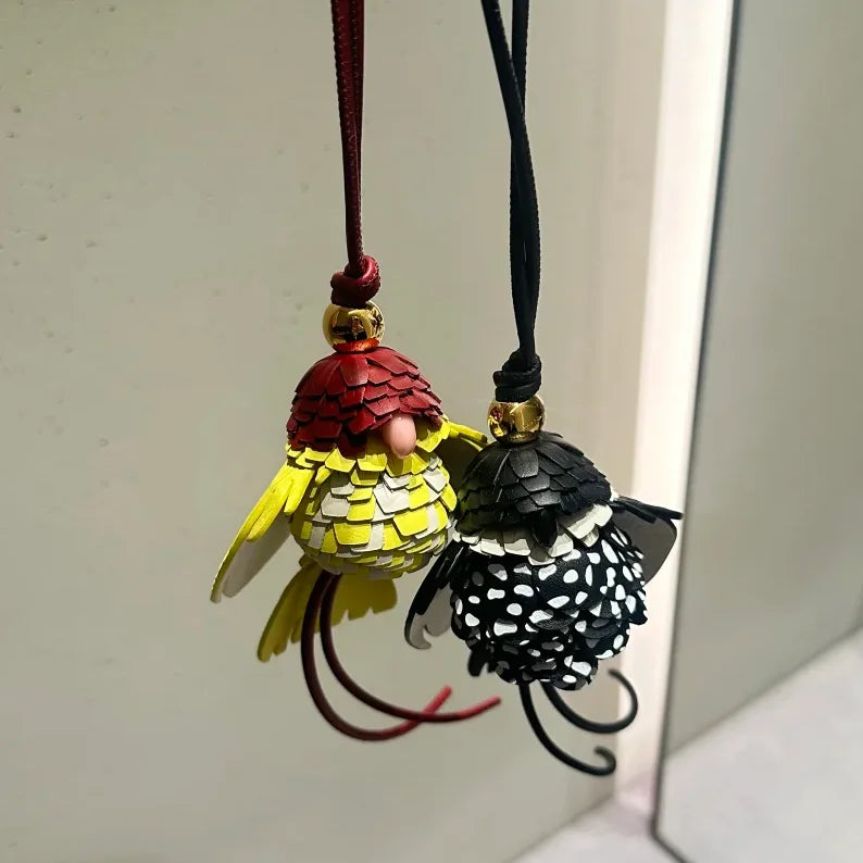 Charm de Cuero en Forma de Loro – Color, Estilo y Elegancia Tropical