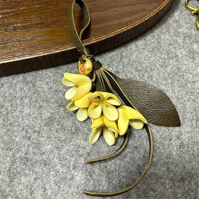 Charm Flores Cuero para Bolso – Accesorio Floral Romántico
