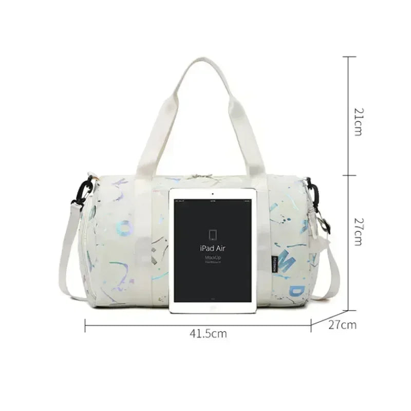 Bolsa Deportiva con Estampado Urbano – Blanco Minimalista