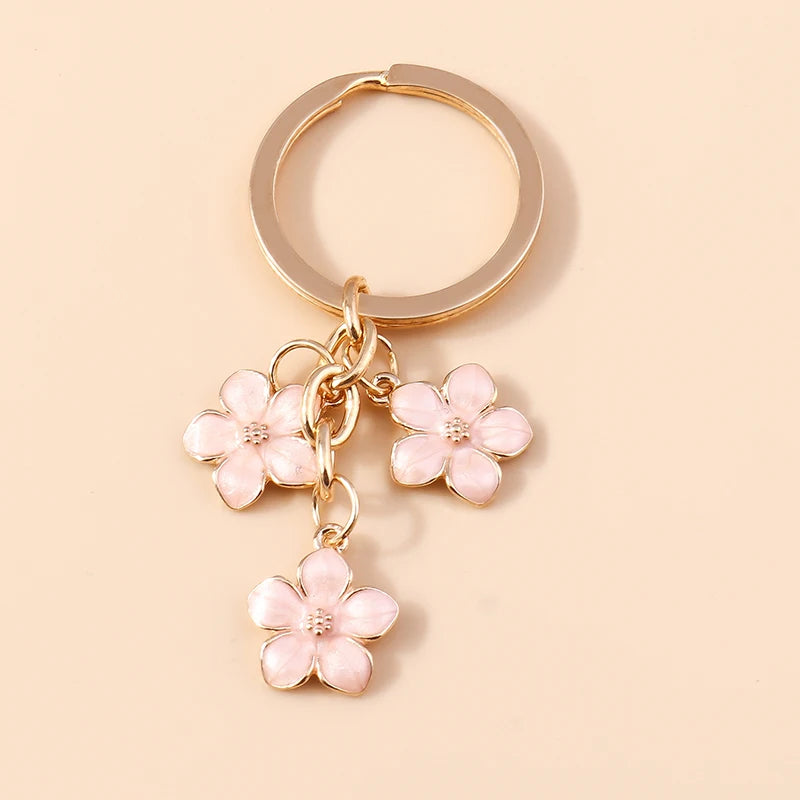 Llavero de Flor de Sakura en Esmalte Lila: Elegancia Japonesa