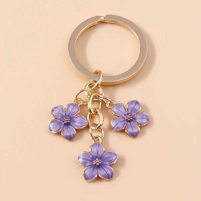 Llavero de Flor de Sakura en Esmalte Lila: Elegancia Japonesa