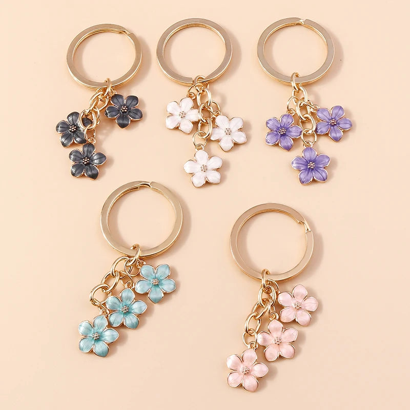 Llavero de Flor de Sakura en Esmalte Lila: Elegancia Japonesa