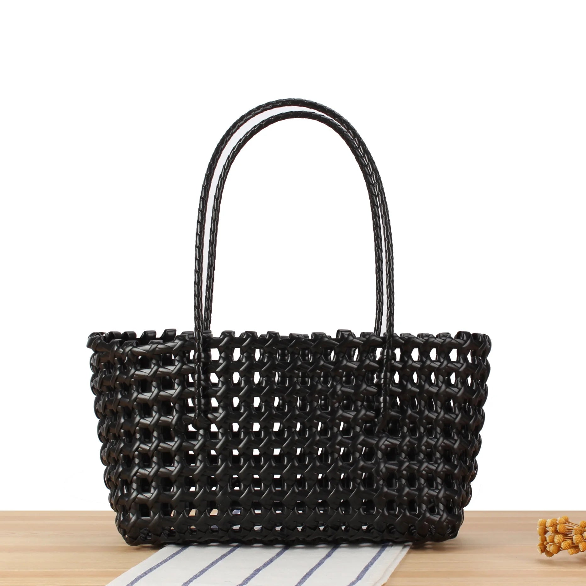 Bolso de Hombro Negro en PVC Calado – Estilo Urbano Vanguardista y Versátil