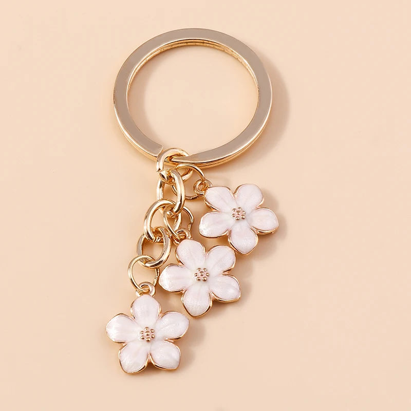 Llavero de Flor de Sakura en Esmalte Lila: Elegancia Japonesa