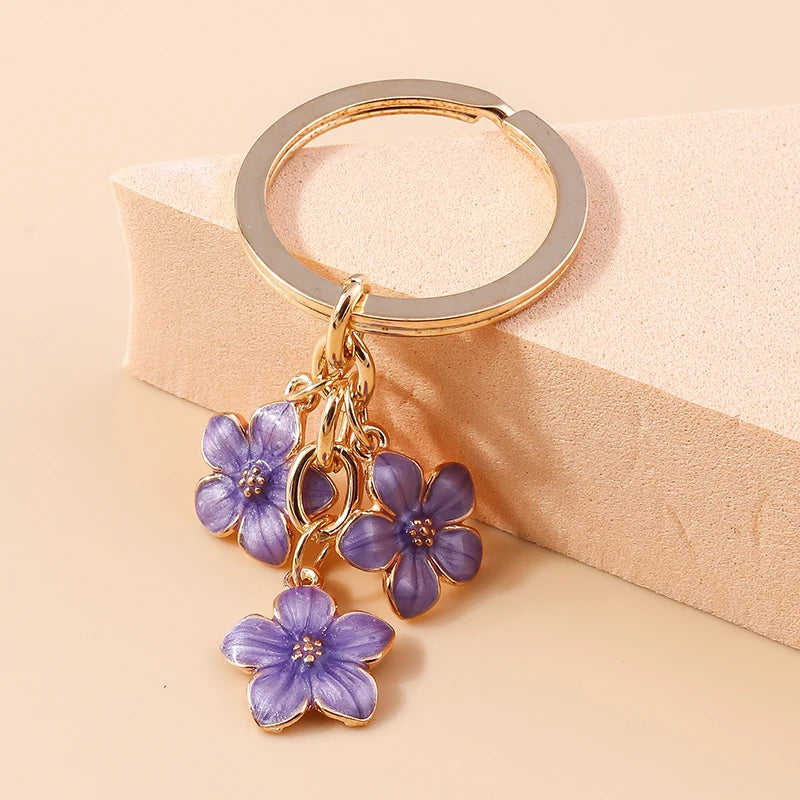 Llavero de Flor de Sakura en Esmalte Lila: Elegancia Japonesa