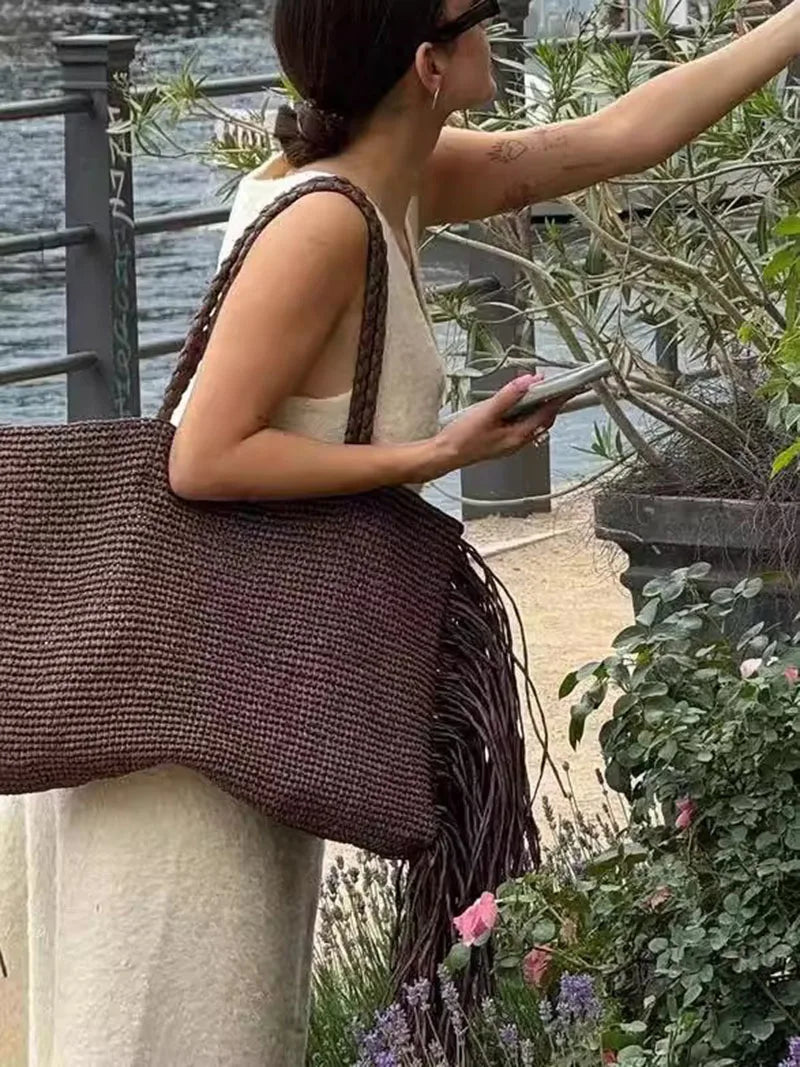 Bolso Tote XL de Paja Tejida – Diseño con Flecos Laterales y Estilo Boho Chic