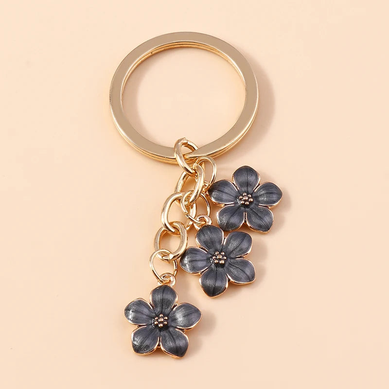 Llavero de Flor de Sakura en Esmalte Lila: Elegancia Japonesa