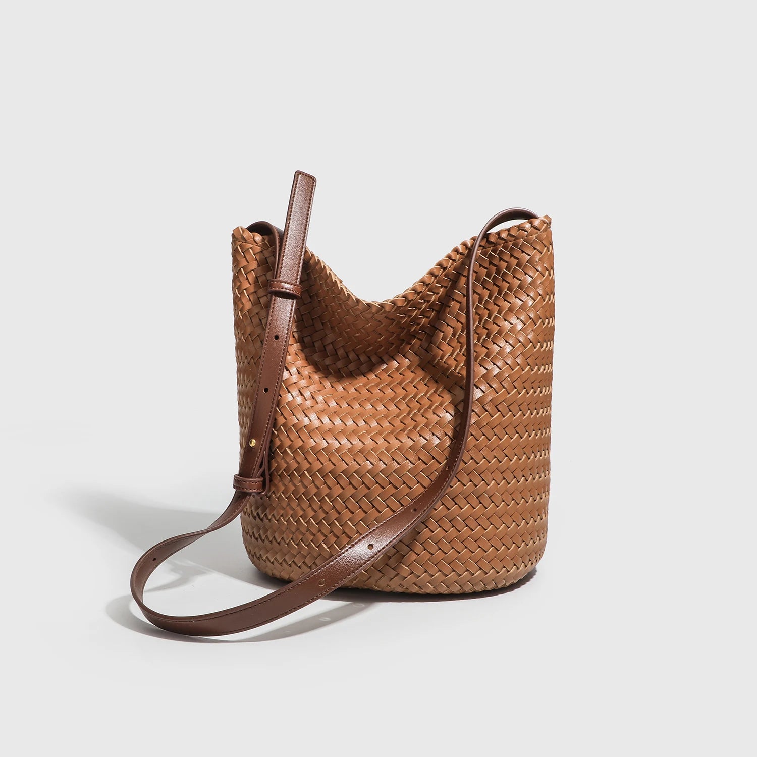 Bolso Bucket de Ratán Trenzado – Diseño Artesanal Vintage y Lujo Natural