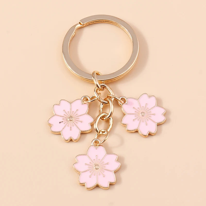 Llavero de Flor de Sakura en Esmalte Lila: Elegancia Japonesa