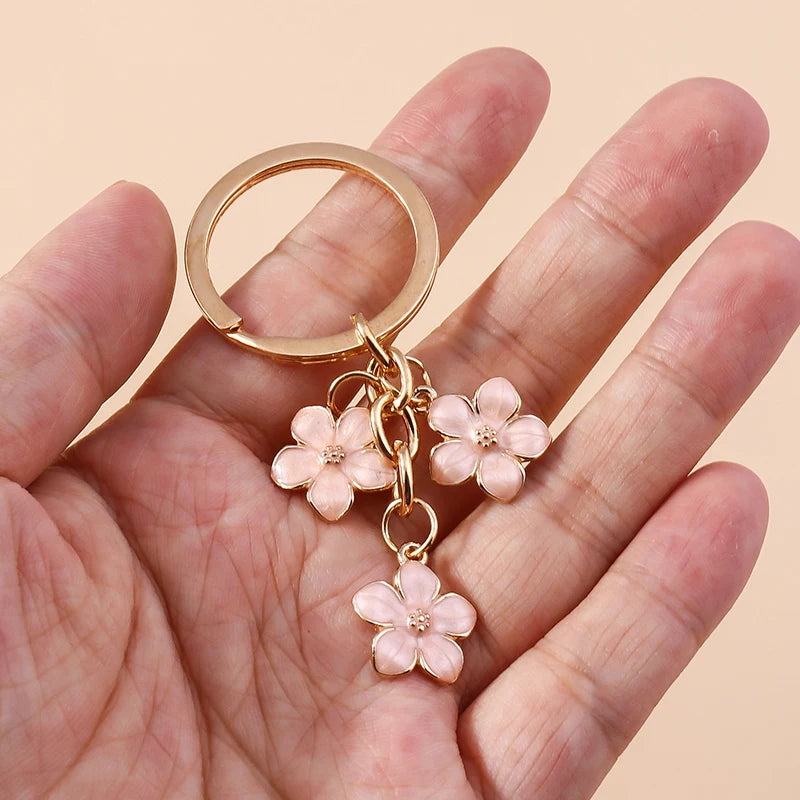 Llavero de Flor de Sakura en Esmalte Lila: Elegancia Japonesa
